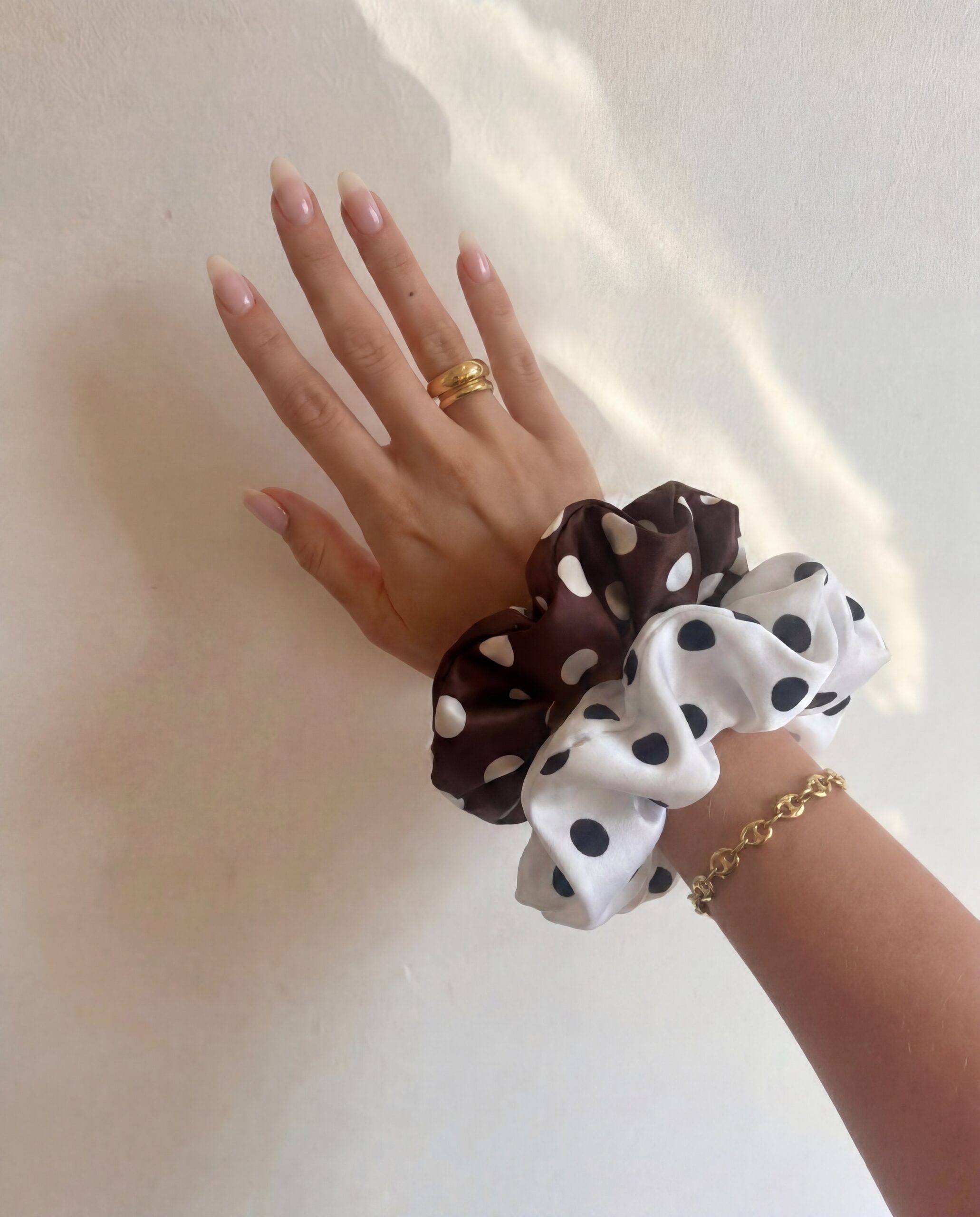 Jedwabna gumka maxi - polka chocolate